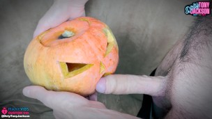 Guy fucks pumpkin on Halloween