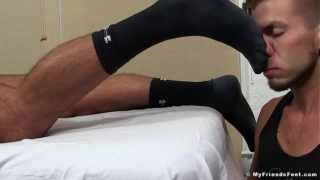 Inked hunk Michael Roman covers twinks tender feet with cum